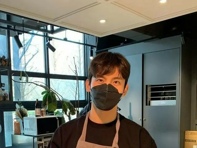 Changmin (TVXQ) turns into a chef for his wife? Cooking skill is like aprofessional. The name of the