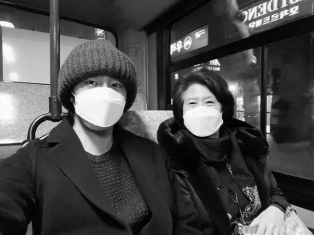 Actor Jung Il Woo releases a photo with his mother.