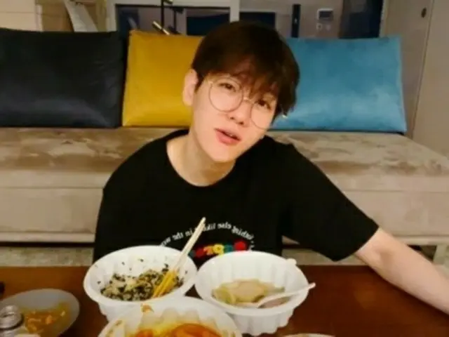 BAEK HYUN (EXO) praised member D.O. on LIVESTREAM. V LIVE aired on the afternoon