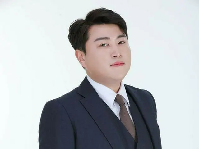 Trot singer Kim Ho Joong, who was in military service earlier as a social servic