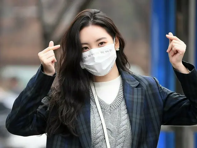 Singer Sunmi appears on SBS Power FM "2 o'clock escape Cultwo Show". Wearing a m