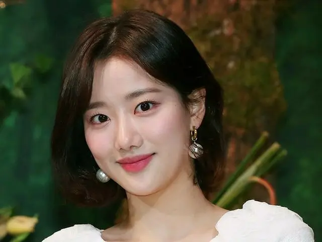 Dong Suh Foods reports that APRIL Naeun has suspended advertising. The aftermathof bullying affair.