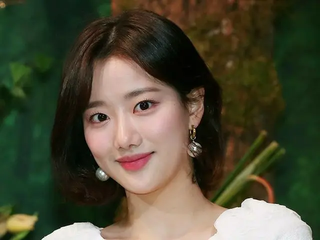 Dong Suh Foods reports that APRIL Naeun has suspended advertising. The aftermath