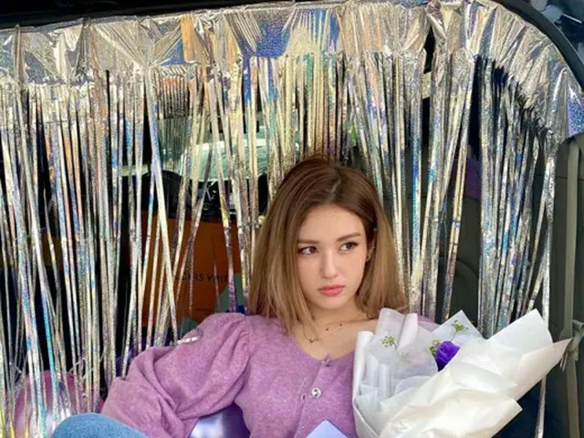 I.O.I former member Somi is very impressed with the birthday event in the trunk 