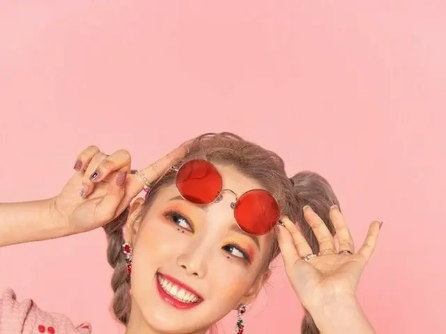 U-MIN, known as the niece of actress Yum Jung Ah, will make her debut as a singe