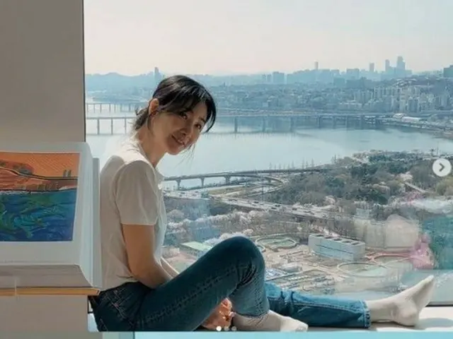 Actress Choi Ji Woo reveals her home overlooking the Han River. .. ..