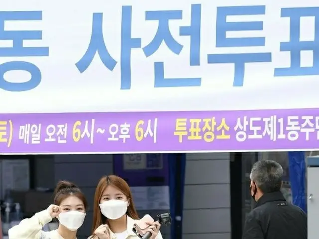 SATURDAY Hanul & Minso participate in voting for Seoul mayor by-elections.