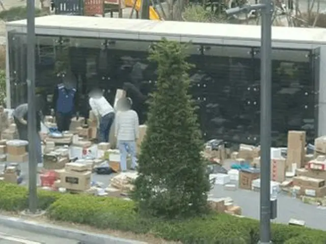 Courier company having a hard time in front of the entrance of the condominiums 