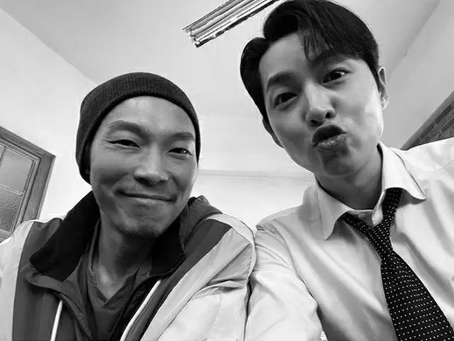 Actor Song Joong Ki releases two monochrome shots with actor Yang Kyung Won, co-