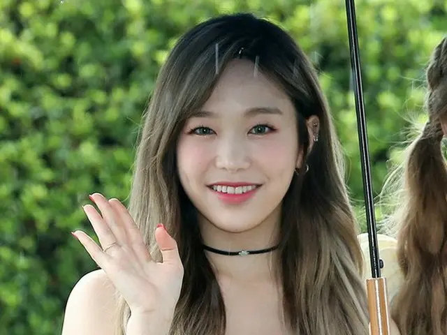 APRIL Rachel, deleting photos taken with members from SNS? No photo from before 