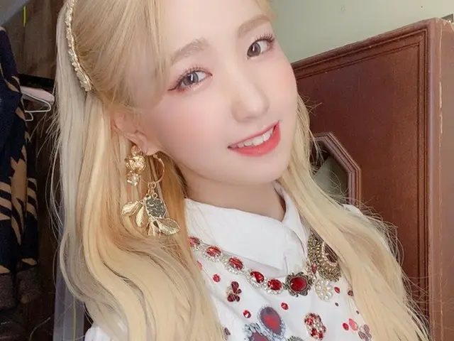 IZONE HONDA HITOMI gave presents and letters to the staff before leaving Korea. 