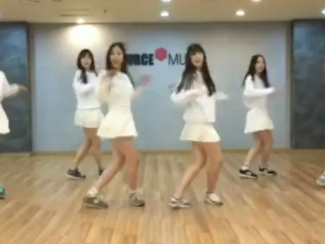 GFRIEND UMJI released the video at the time of their debut. A state ofpracticing the dance of ”Glass