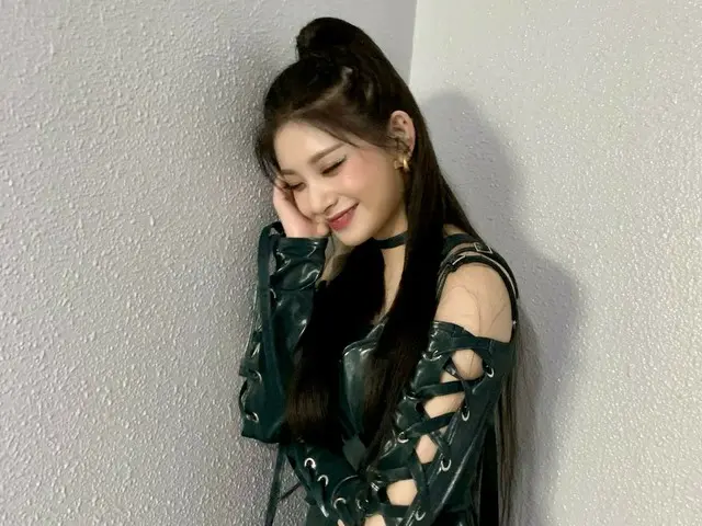 [T Official] EVERGLOW, ..