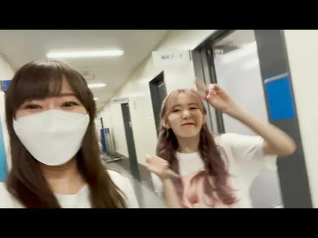 Rino Sashihara presents a DIOR bag with the name "SAKURA" to MIYAWAKI SAKURA who