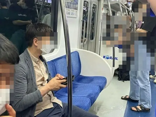 Piss terrorism again on the Korean subway. On the 2nd, a man in his twenties uri