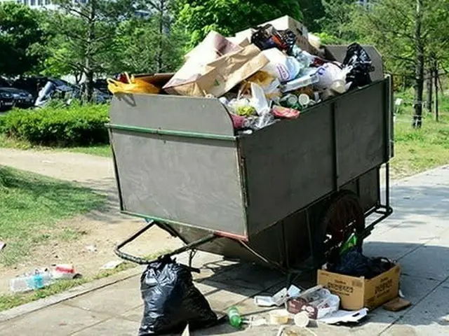 The problem is a pile of garbage in Hangang Park, which seems to have been aband