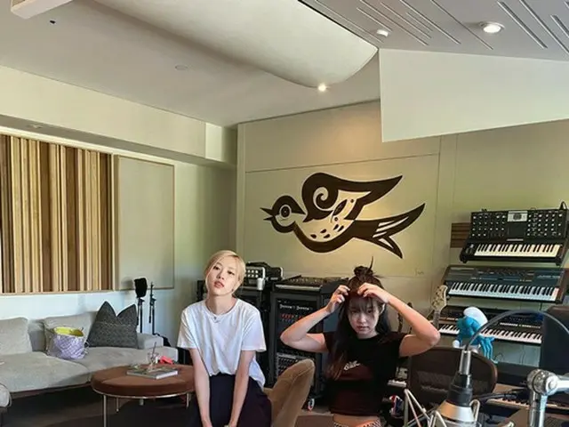 BLACKPINK JENNIE & ROSE responded to studio photos. Recording in the United Stat
