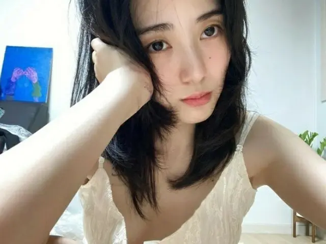 Kwon Mina (former AOA) posted a selfie photo. Some people are worried aboutscratches on their hands.