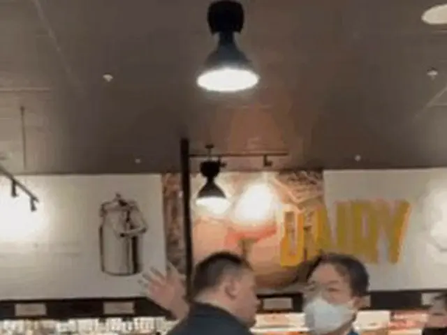 Hot Topic is the appearance of Ajumma (customers) confronting a "no mask" white 