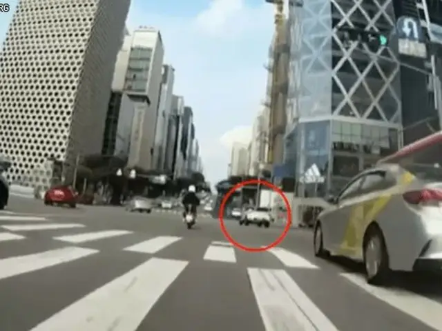 The moment when a motorcycle gets caught in an SUV becomes Hot Topic in Korea. .
