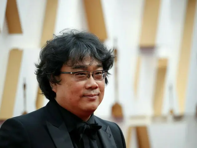 A special talk was held with director Pong JUNHO of the movie "Parasite Semi-Und