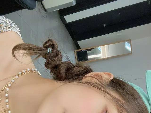 [T Official] LOONA (Loona), [#center / #Chuu] Pager head puffy ᆨ🌱 #LOONA #LOONA