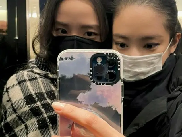 "BLACKPINK" JENNIE & JISOO, love-loving date photos on Hot Topic. .. ..