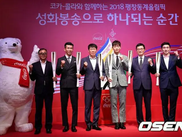 2 AM Jinun, prays for success of the Pyeongchang Olympic torch relay with theformer national footbal