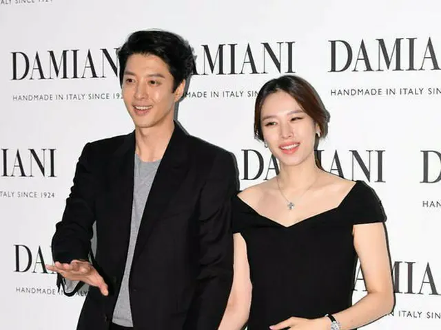 Actor Lee Dong Gun - Actress Cho Youn Hee, Today (29th) Non-released wedding atthe restaurant.