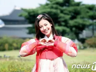 Actress Ji Woo, greetings in autumn evening (Chuseok) in Hanbok.