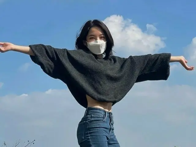 Actress Seo ShiNae focuses her eyes on the thinness of her waist. .. ..