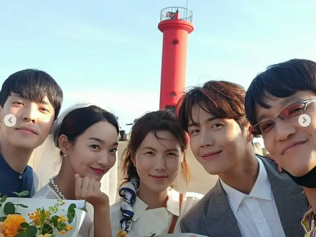 Actor Jo Han-chul posted a photo with Shin Min A, _Kim Seon-ho, and other perfor