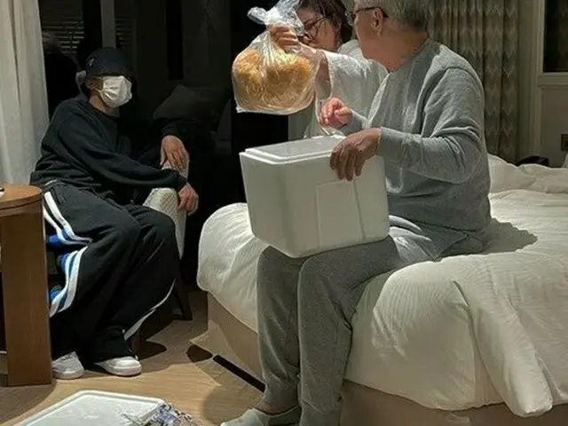 Actor Yu A In unveiled his parents. "I love you. Please stay healthy and calm." 