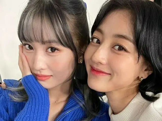 TWICE JIHYO celebrates Momo's birthday. "My friend Momo Rin, happy birthday. Let