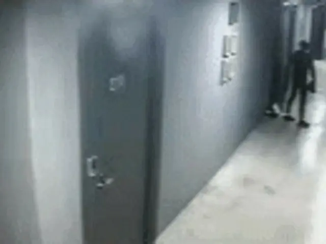 Hot Topic shows a video of a thief who invaded a room without permission while a