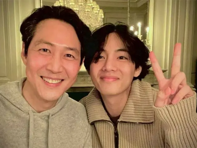 Two shots with actor Lee Jung Jae and V (BTS) are released on Hot Topic. .. ..