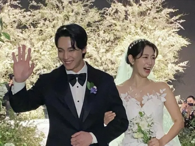 Park Sin Hye, who got married with actor Choi Tae Joon on the 22nd, her weddingdress became a Hot To
