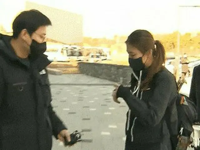 Female short-track player Shim Suk-hee handed a letter to the interviewers and b