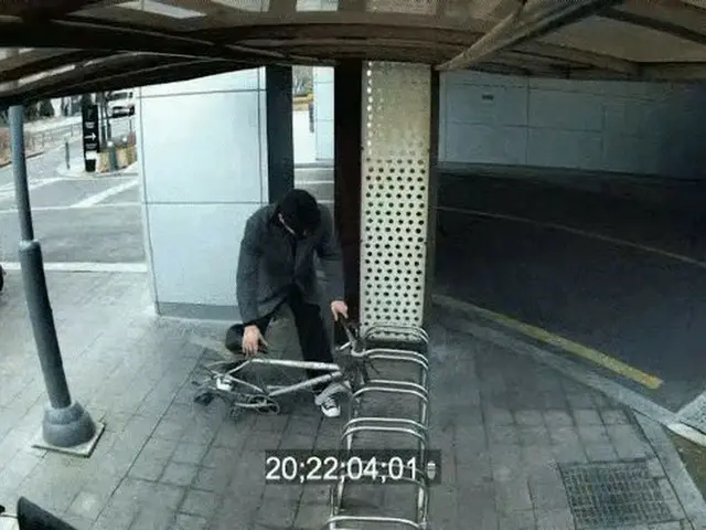 Actor Lee Yi Kyung suffered the theft of bicycle parts. The CCTV image of the th