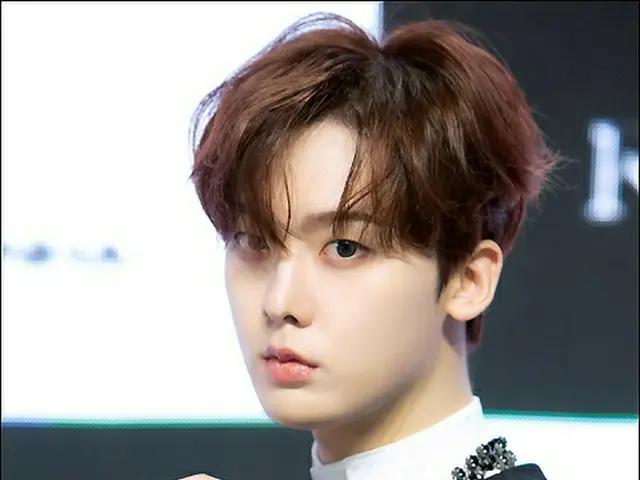 ASTRO's unit "MOONBIN & Sana" held an online showcase of their 2nd mini album "R