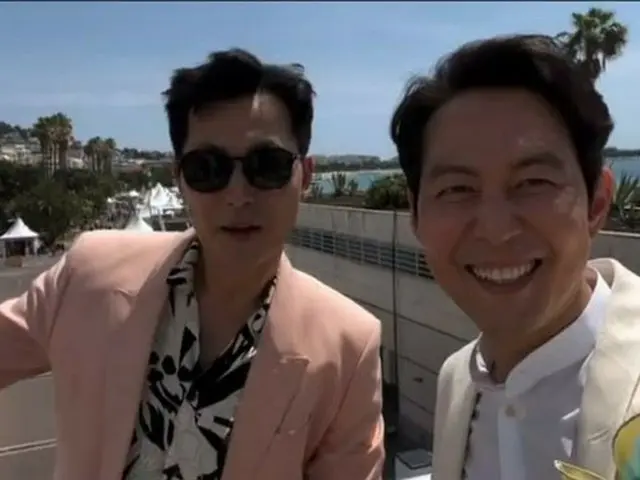 Actors Lee Jung Jae and Jung Woo Sung made a good friend video release to HotTopic. .. ..