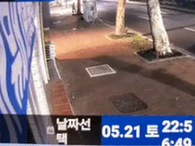 The moment when a person ride a bicycle with both hands free and hit the outdoor