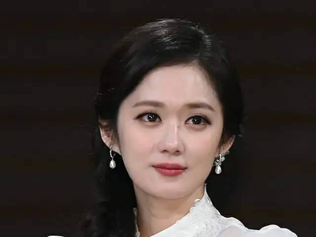 Singer and actress Jang Nara announced her marriage. June bride's partner is aman who works for a fi