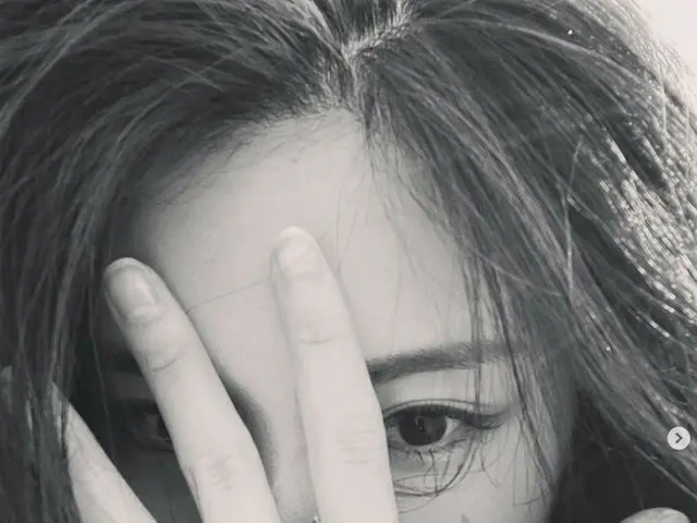 A photo of actress Lee Sun Bin, who is openly dating with actor Lee, Gwang Su ,wearing a flower ring