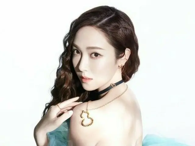 Jessica, released the pictures. Wearing a dress that makes her back look bold. .