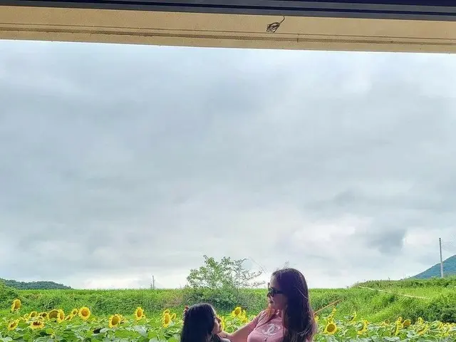 “Jang Dong Gun's wife Go So Young released a photo with her daughter and it beca