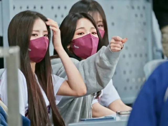 fromis_9 No Ji Seon, her attitude towards manager is controversial. A photo that