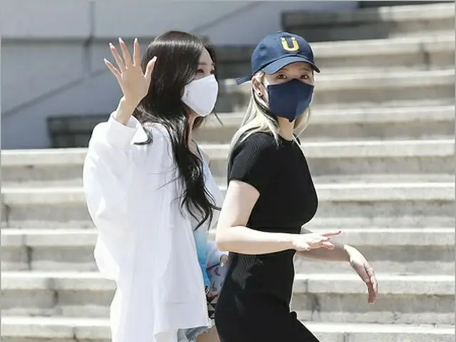 SNSD (Girls' Generation) TIFFANY & Sunny, to the broadcasting station for the ap