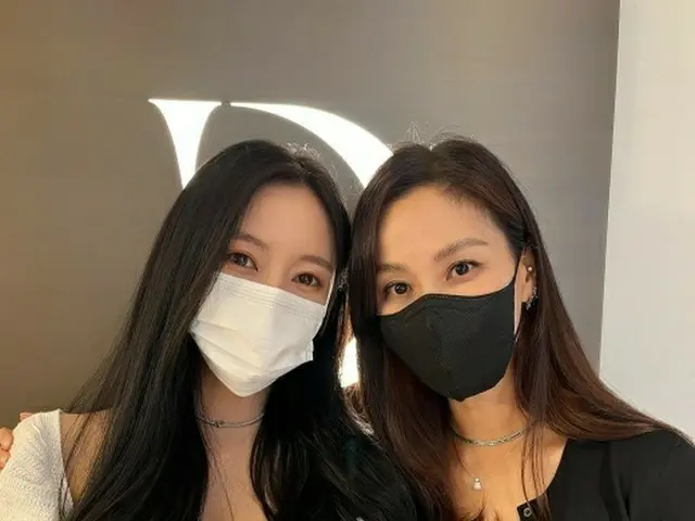 HYOMIN (T-ARA), released a photo with actress Go So Young. "Big sister, congratu