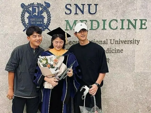 Actor Song Joong Ki, the photos with brother and sister spread. Song Joong Ki's 